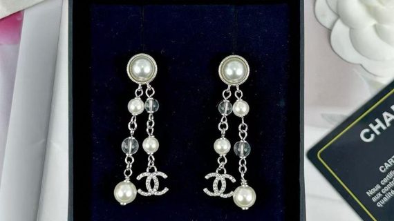 CHANEL-EARRINGS-WOMEN