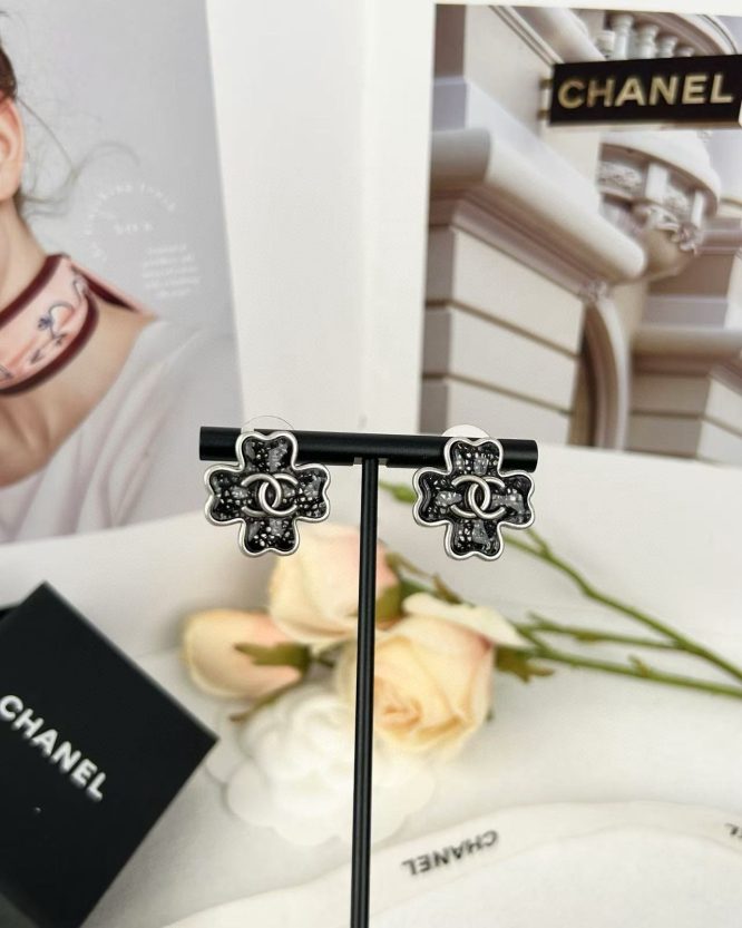 CHANEL-EARRINGS-WOMEN