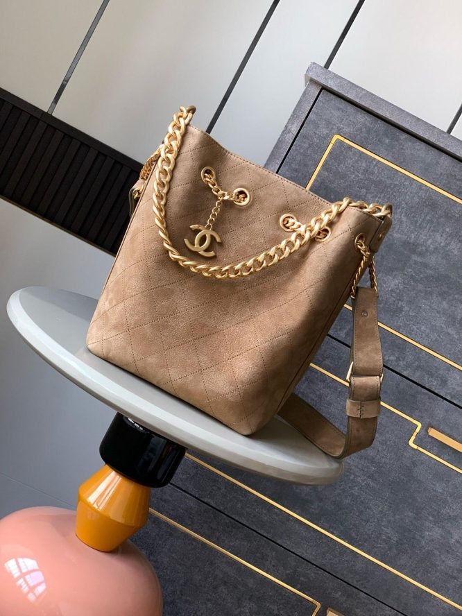 CHANEL-QUILTED-BAG-WOMEN