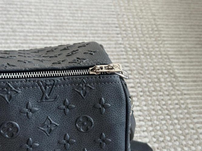 LOUIS VUITTON-TRAVEL BAG