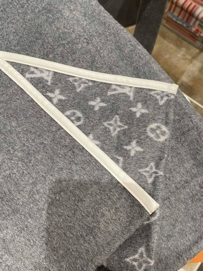 LOUIS VUITTON- LADYS CASHMERE-DOUBLE SIDE
