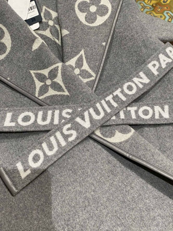 LOUIS VUITTON- LADYS CASHMERE LONG-JACKET