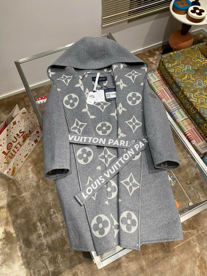 LOUIS VUITTON- LADYS CASHMERE LONG-JACKET