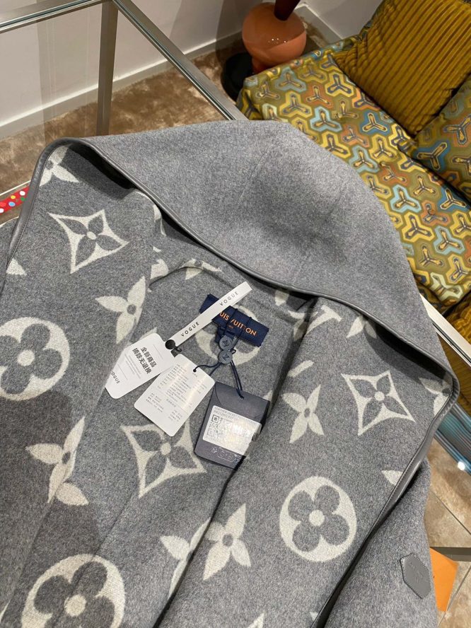 LOUIS VUITTON- LADYS CASHMERE LONG-JACKET