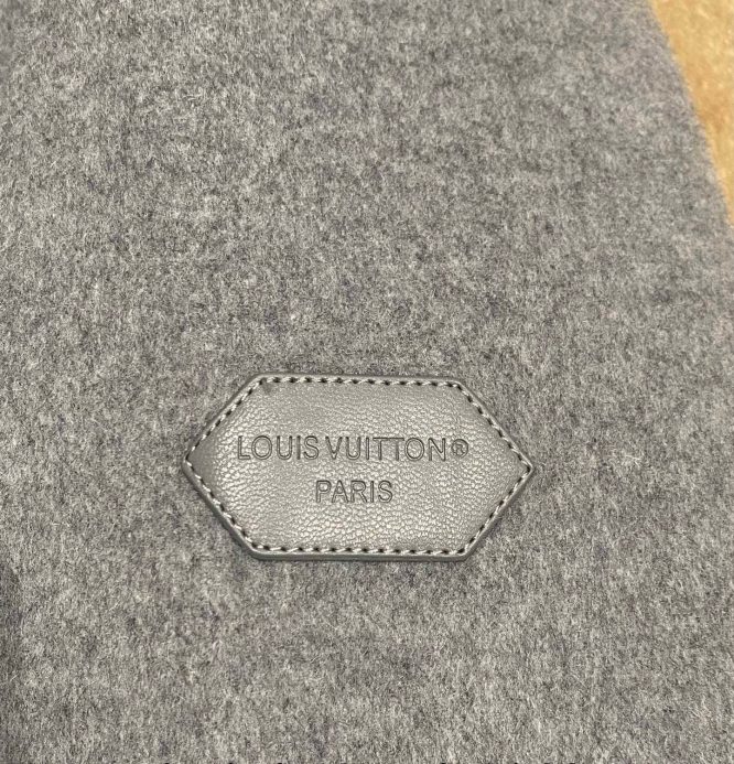LOUIS VUITTON- LADYS CASHMERE LONG-JACKET