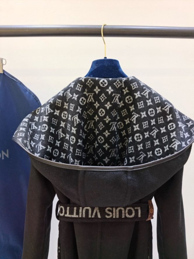 LOUIS VUITTON- LADYS CASHMERE LONG-JACKET