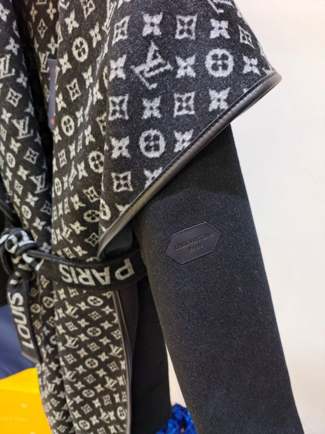 LOUIS VUITTON- LADYS CASHMERE LONG-JACKET
