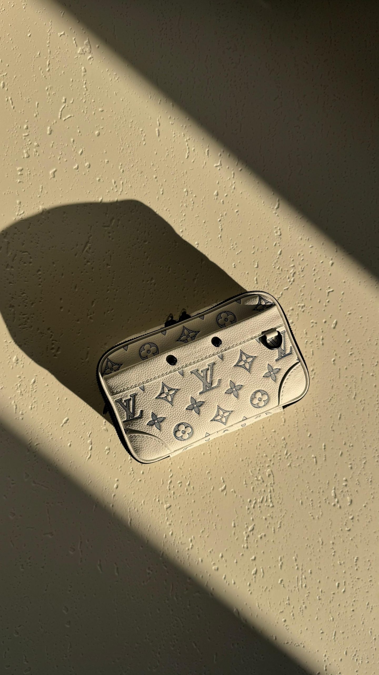 LOUIS VUITTON-WALLET-MEN