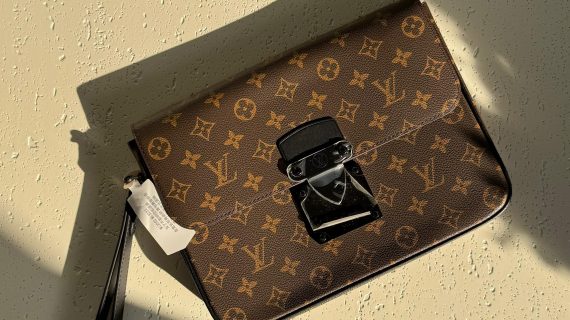 LOUIS VUITTON-MONOGRAM CANVAS- S-MEN